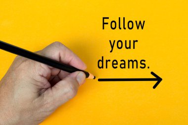 Erkek el, sarı arka planda 