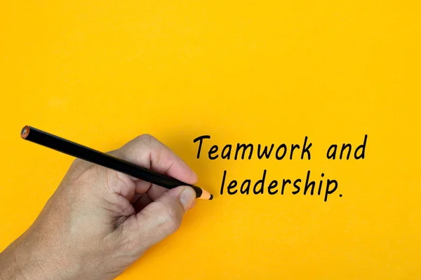 Férfi Kéz Írja Fekete Ceruzával Szót Teamwork Leadership Sárga Alapon — Stock Fotó