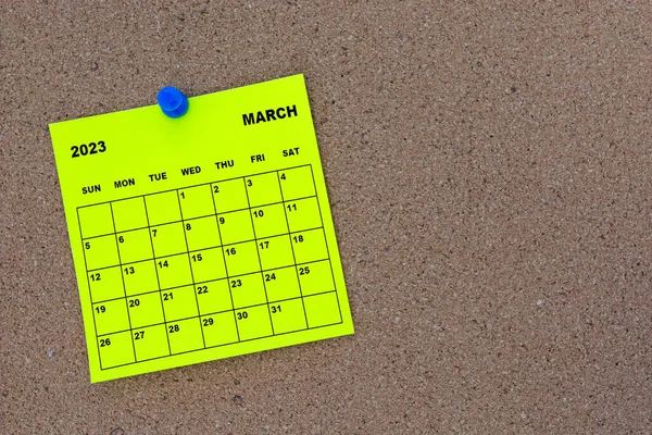 Maart 2023 Gele Sticky Notitie Kalender Met Pin Kurk Bulletin — Stockfoto