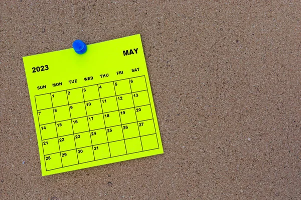 Mei 2023 Gele Sticky Notitie Kalender Met Pin Kurk Bulletin — Stockfoto