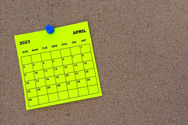 April 2023 Gele Sticky Notitie Kalender Met Pin Kurk Bulletin — Stockfoto