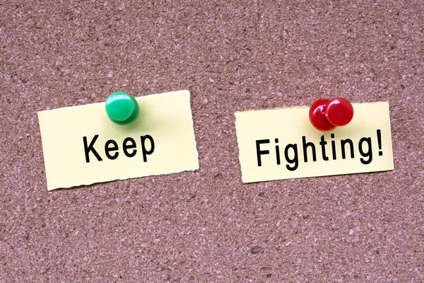 Keep Fighting Words Stick Note Blue Pinned Cork Notice Board — Foto Stock