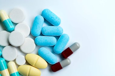 Çeşitli ilaç hapları, haplar ve beyaz arka planı bulanık olan kapsüller. Sağlık ve İlaç kavramı