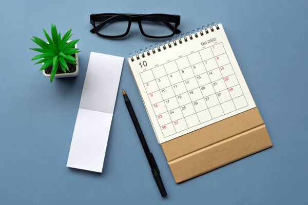 October 2022 Desk Calendar Notepad Blue Background Directly Flat Lay — Foto de Stock