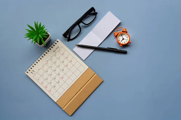 November 2022 Desk Calendar Alarm Clock Set Clock Notepad Blue — Foto de Stock
