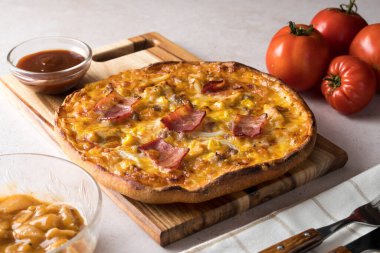 Peynir, pastırma, soğan, tavuk ve bbq soslu pizza.