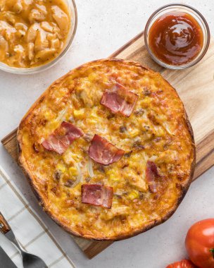 Peynir, pastırma, soğan, tavuk ve bbq soslu pizza.