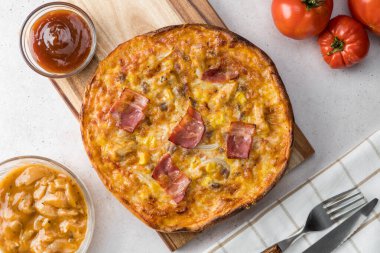 Peynir, pastırma, soğan, tavuk ve bbq soslu pizza.