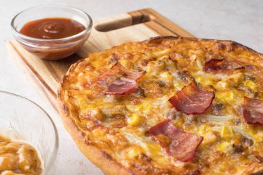 Peynir, pastırma, soğan, tavuk ve bbq soslu pizza.