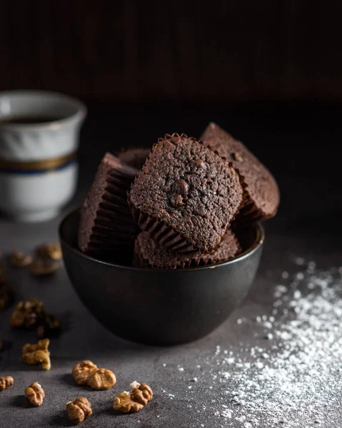 Malé Čokoládové Mini Brownies Práškovým Cukrem Ořechy — Stock fotografie