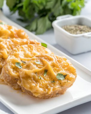 Baharatlı ve maydanozlu patates tarifi.