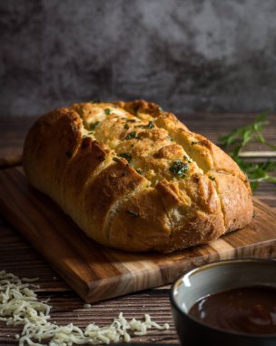 Peynirli ve maydanozlu sarımsaklı ekmek.