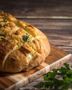 Peynirli ve maydanozlu sarımsaklı ekmek.