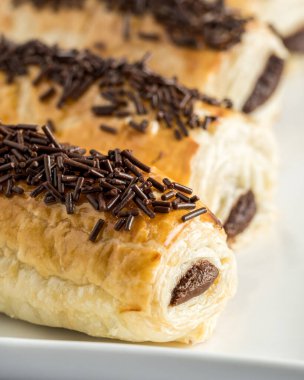 Acı au chocolat veya çikolata Napolitana mavi arka planlı