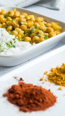 Beyaz pirinçli nohut körisi 