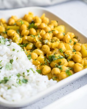 Beyaz pirinçli nohut körisi 