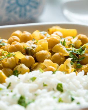 Beyaz pirinçli nohut körisi 