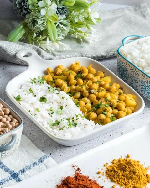 Beyaz pirinçli nohut körisi 