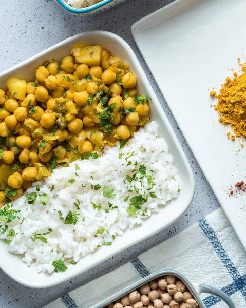 Beyaz pirinçli nohut körisi 