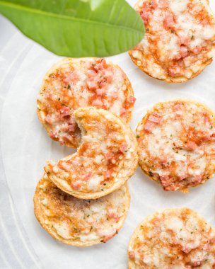 Jambon ve peynirli mini pizza.