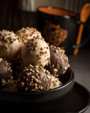 Kahve saatinde çikolatalı çörek.