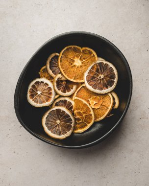 Limon ve portakal dilimleri.