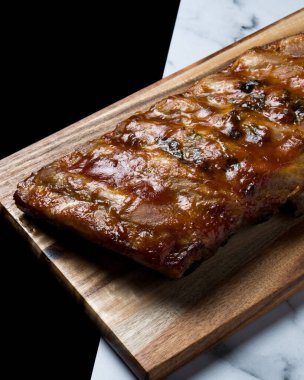 Zeytinyağı, sarımsak tozu ve maydanozlu barbekü pirzolası.