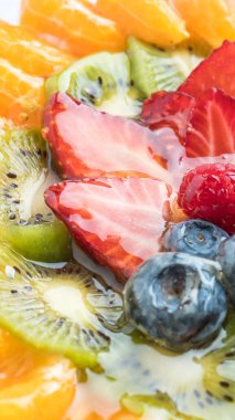 Portakal, çilek, kivi, ahududu ve yabanmersinli meyveli kek.