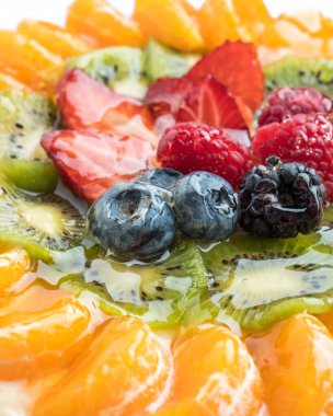 Portakal, çilek, kivi, ahududu ve yabanmersinli meyveli kek.