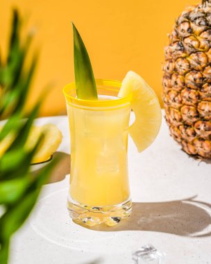 Yaz ortamında ananas suyu