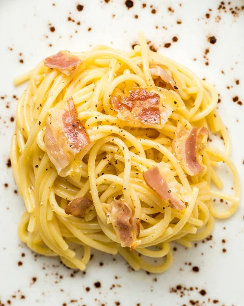 Pastırmalı ve peynirli İtalyan spagetti carbonara