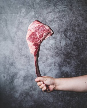 Tomahawk baltası şeklinde et parçası.