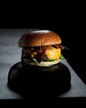 Marullu hamburger, pastırma, peynir ve soğanlı..