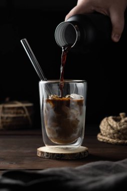 Bir fincan sütlü kahve, sade olsun.