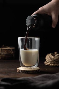 Bir fincan sütlü kahve, sade olsun.