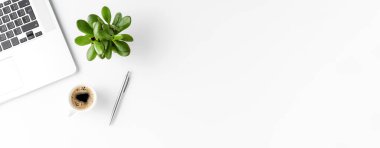 Dizüstü bilgisayarı, kahvesi, kalemi ve küçük bitkisi olan şık bir ofis masası. İş geçmişi. Pankart