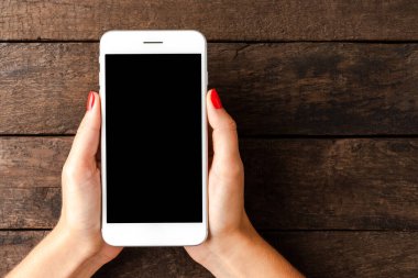 Akıllı telefon kullanan bir kadın. Üst görünüm