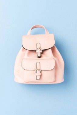 Kadın sırt çantasının üstünden.