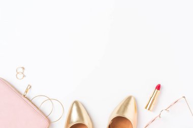 Beyaz arka planda altın kadın kıyafeti. Üst görünüm