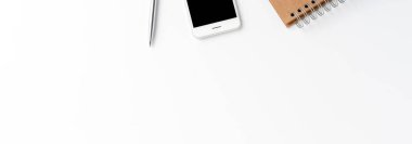 Cep telefonu, defter ve kalemle şık ofis masaüstü çekimleri. İş geçmişi. Pankart