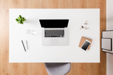 Bilgisayarlı ve aksesuarlı ofis masaüstü