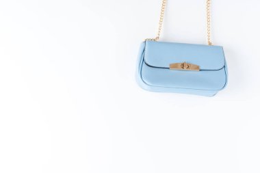 Telif alanı olan mavi çanta