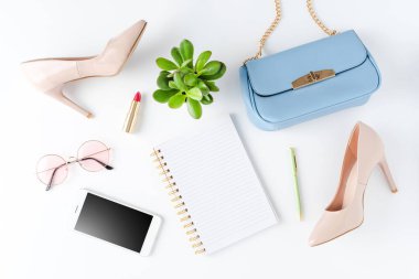 Boş defter ve kıyafetlerle moda arkaplanı