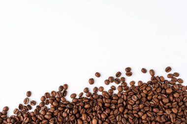Beyaz arka planda izole kahve çekirdekleri.