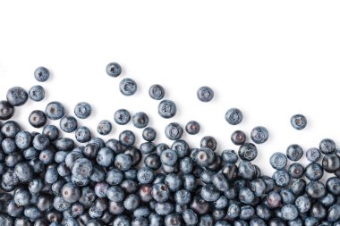 Telif uzayı beyaz arka planda lezzetli yaban mersinleri. Üst görünüm