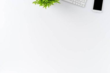 Ofis masaüstü konsepti. Aksesuarları beyaz arka planda olan bilgisayar. Üst görünüm