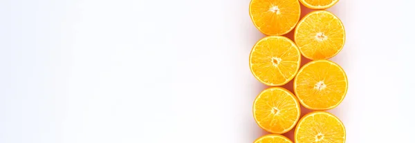 白桌子上有多汁的橙片 顶部视图 — 图库照片