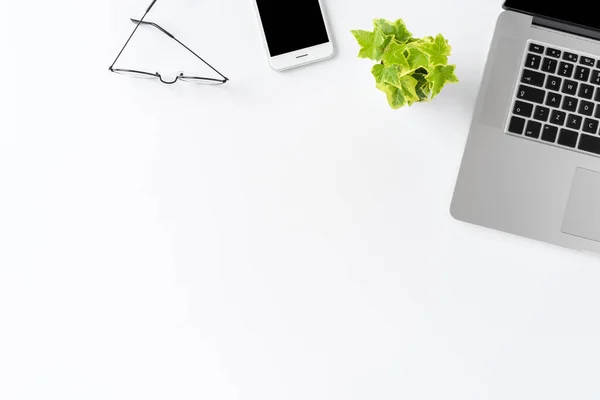 Modern Irodai Asztali Koncepció Laptopot Szemüveget Mobiltelefont Fehér Háttérrel Másoló — Stock Fotó