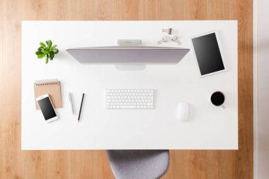 Bilgisayar ve aksesuarları olan modern ofis masaüstü