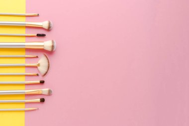 Telif alanı ile arkaplanda fırçalar uydur